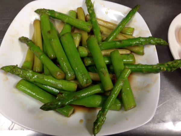 起鍋,一匙橄欖油,油熱後大火下蘆筍快炒,約20秒後
倒入甘甜醬油,冰糖,水,轉中火拌炒,帶湯汁快收乾後,倒入剛解凍後的干貝水,再收乾..盛盤