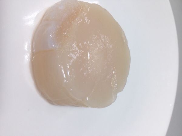 起平底鍋,倒入一點橄欖油,讓鍋面有點油亮的感覺即可..大火燒熱到略起煙,放上干貝,提鍋搖晃..快速翻面再翻面,至兩面微焦即可盛盤