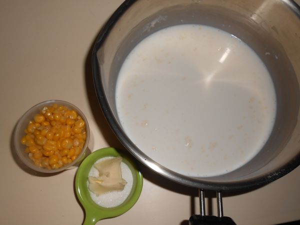 將中粉、日本太白粉混合過篩在不鏽鋼雪平鍋裡、加入鮮奶用打蛋器打勻。