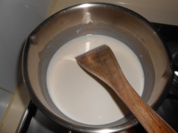 開最小的小火用木鏟不停攪拌成糊狀。