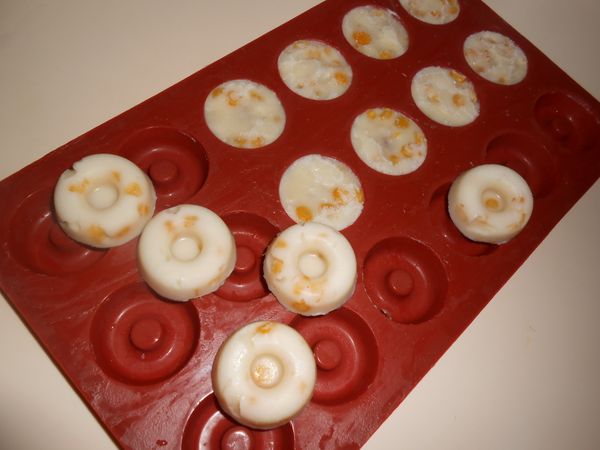 備三個盤子，蛋液、麵包粉、麵粉。