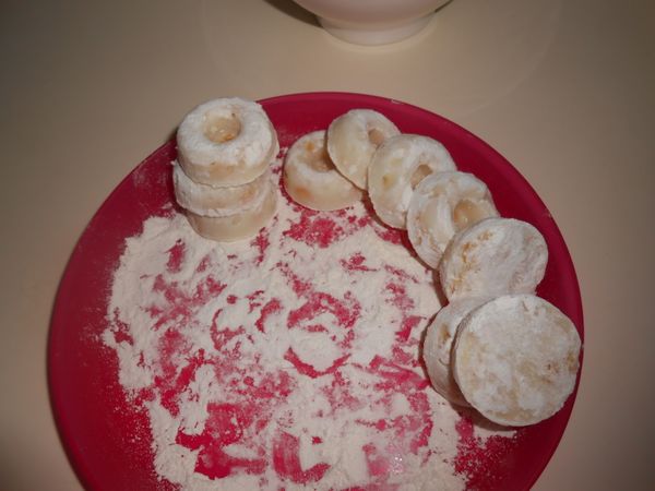 將切成塊狀的冷凍玉米糊先沾一層麵粉、再裏一層蛋汁。