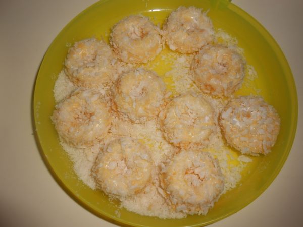 最後滾一圈麵包粉放一旁讓它吸附久一點(類似反潮)。