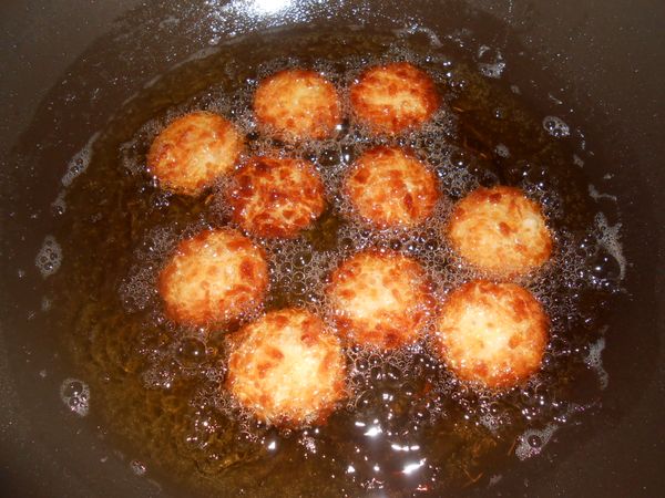 放入熱油中炸至金黃色(這玩意很快熟，不用炸很久)即可撈起。