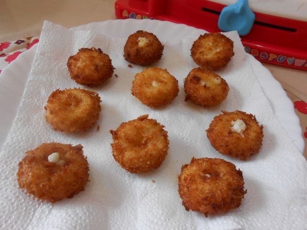 撈出後瀝乾油、放廚房紙巾上吸油，放溫涼即可食用。炸的時候用小火熱油，油溫不用太高，丟個麵包粉屑下去確定能炸了就把餅都丟下去炸，小火炸一會兒上色就熟了，如果油溫太高，丟下去很快外層就焦了，怕等炸好外層顏色太黑。另外真的不用炸太久，我就在鍋裡用筷子翻來翻去，結果發現居然爆漿了...就快點收工... XD