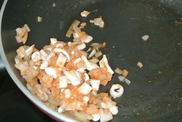 薯泥花枝餡:
花枝.洋蔥切丁→加入1大匙番茄醬&amp;少許水拌炒