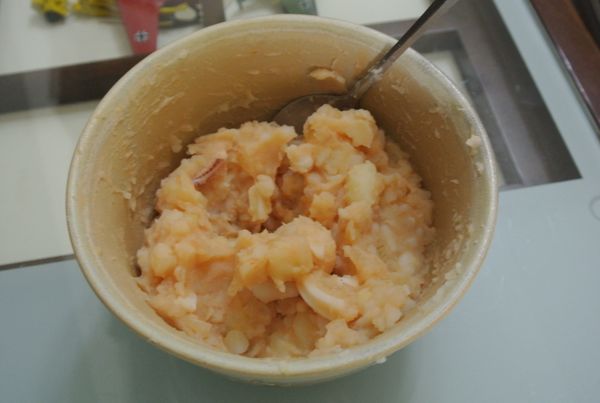 拌炒好的洋蔥花枝加入薯泥中,
再加入1大匙番茄醬&amp;1大匙熱水 拌均勻