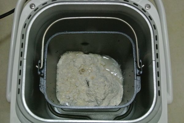 麵包麵糰:
將麵糰材料全部倒入麵包機裡
<使用panasonic105T麵包機,品項18
酵母粉另外倒入酵母容器中>
若使用其他廠牌的麵包機 請使用 揉麵 / 發酵 品項