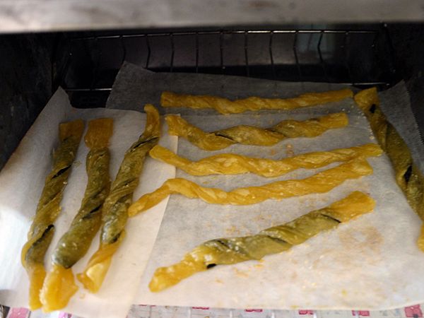 烤箱預熱後，放入烤箱約5分鐘再翻面烤5分鐘
(依照每個家庭的烤箱自己斟酌時間烤)