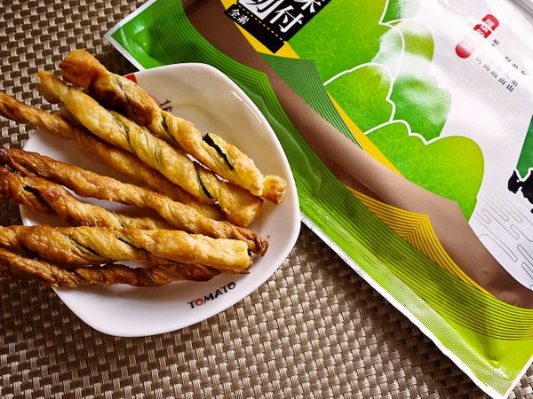 是不是很簡單!烤過的海苔脆度還保留著~吃起來卡滋卡滋的~若愛甜點的，亦可把鹽換成糖也可以