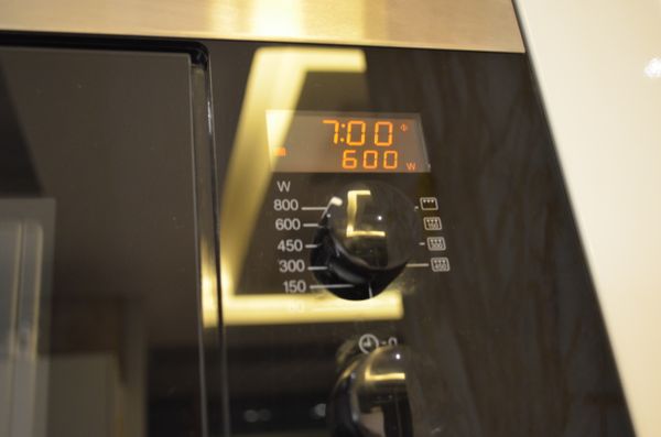 放入微波爐以600W火力加熱 7分鐘。