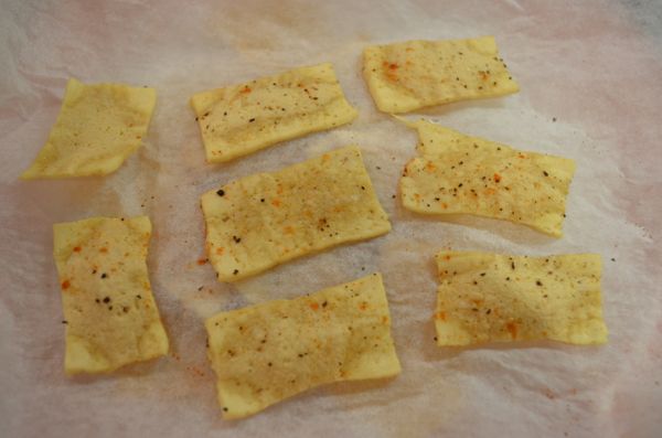 取出翻面再撒上少許調味料，再用微波爐加熱約3-4分鐘至酥脆。（每個人切豆腐的厚度會有不同，加熱的時間因此會縮短或延長，最好一邊觀察豆腐的狀態，加熱至乾脆為止。）