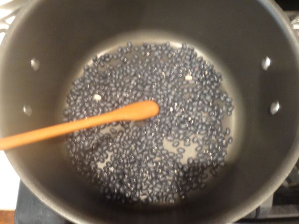 一次不要炒太多，不然會受熱不均勻。
這樣大概一碗飯碗的量