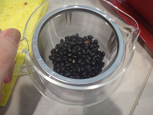 開始有看到爆裂或聽到爆裂聲就差不多可以了。
然後加入熱水。