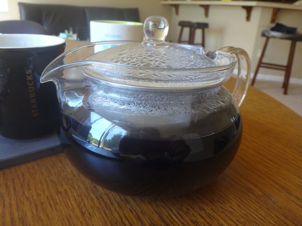 這邊是大概五分鐘後，水已經變黑色了，就可以喝了。