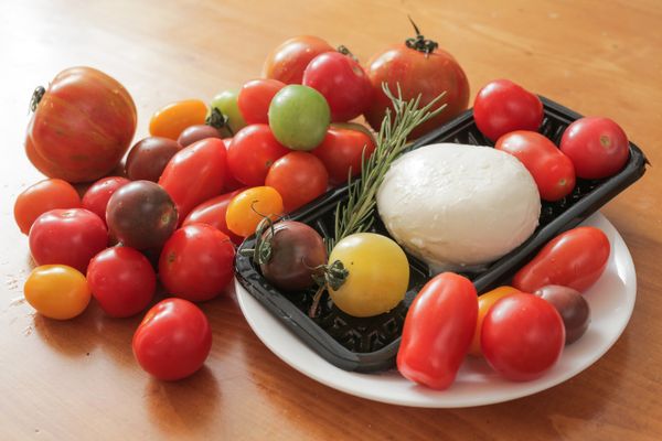 番茄如圖把它切自己喜歡大小
最後灑上鹽胡椒與綜合香料與特級橄欖油即可