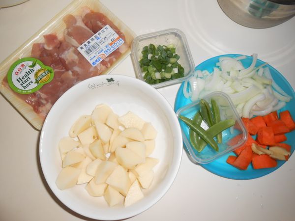 備料。把材料切適當大小。馬鈴薯和紅蘿蔔採滾刀切法，馬鈴薯切好後用清水洗掉外層澱粉質，再連同紅蘿蔔用微波爐中強火微6分鐘(也可以電鍋蒸15~20分鐘)。雞腿肉片洗淨、用紙巾吸乾水份備用。