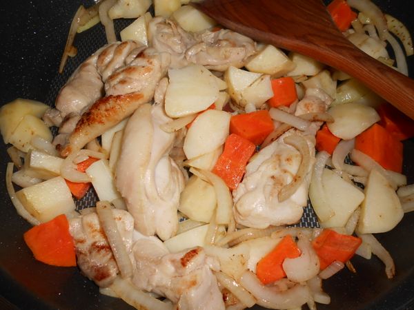 洋蔥和雞肉拌炒混合後轉中火，把微好的馬鈴薯、紅蘿蔔加入拌勻炒5~7分鐘。