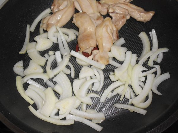 雞皮會出自然油脂，把洋蔥絲入鍋炒軟，雞皮出油時把雞肉換位置讓洋蔥利用雞油拌炒。