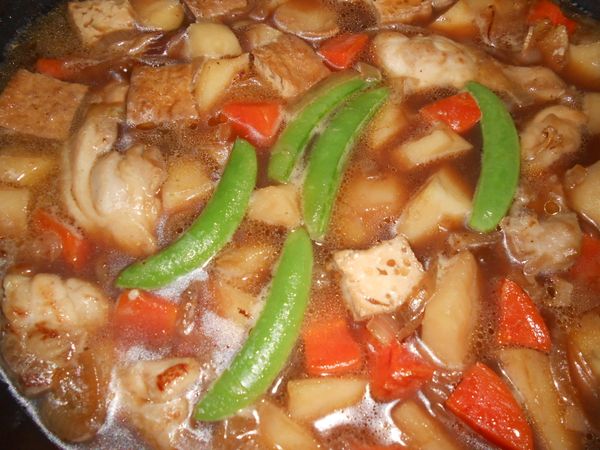 煨煮到馬鈴薯上色，把甜豆放入煮熟，即可盛盤。