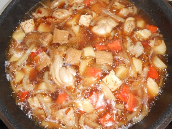 把醬汁淋入和鍋料混勻，油豆腐及薑片加入，並加幾杯水蓋過材料，小火煨煮15分鐘。