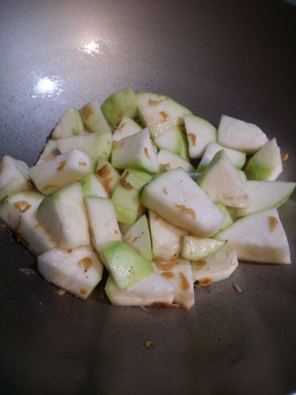 轉大火加入蒲瓜翻炒一下加少許米酒,加半杯量米杯的水,轉中火蓋鍋蓋