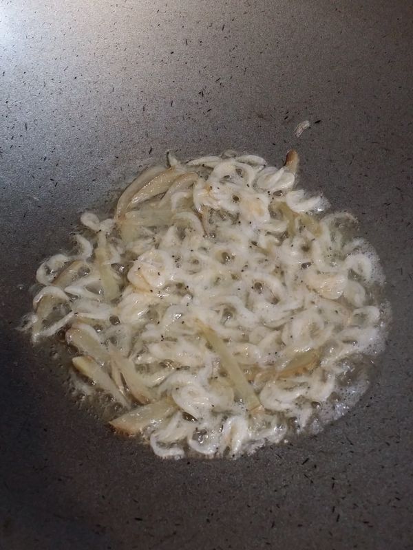 再加入小蝦米至呈金黃色