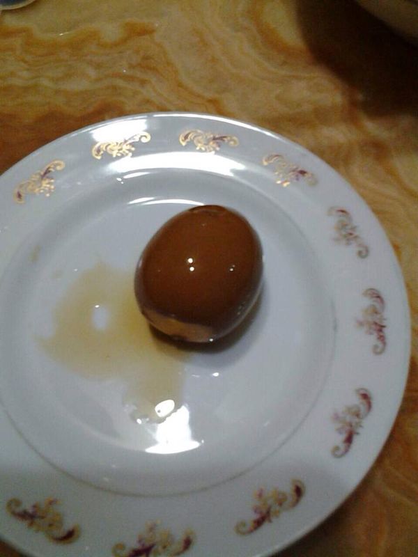 將水煮蛋丟至冰塊水中放涼，在水中剝除蛋殼。