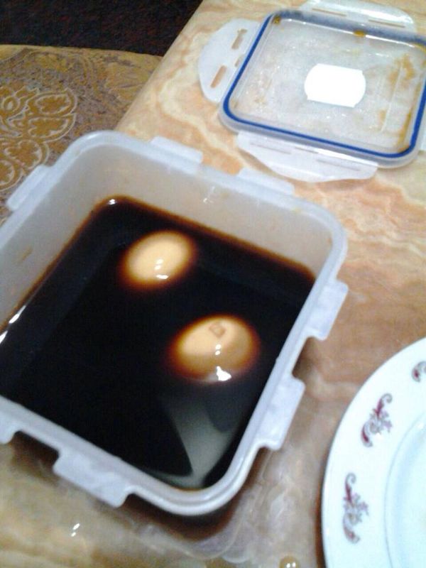 將蛋放入滷汁中，浸泡冷藏１－２天，入味後即取出食用。