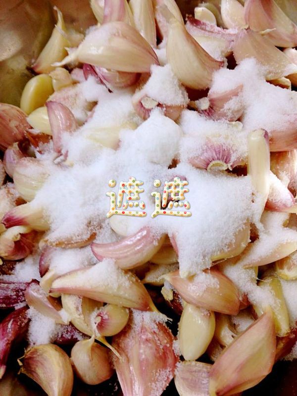 加入醃料裡的鹽巴抓醃每粒都沾上鹽巴然後醃漬一天