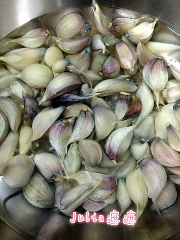 放入醃料部分的開水續放入瀝乾的蒜頭瓣(水必須醃過蒜頭)在繼續泡上一天再把水分瀝乾~
ps:一定要認真完成這醃泡換水動作~這樣花工夫才可以可以去除大部分辛辣味及苦水!!這很重要~