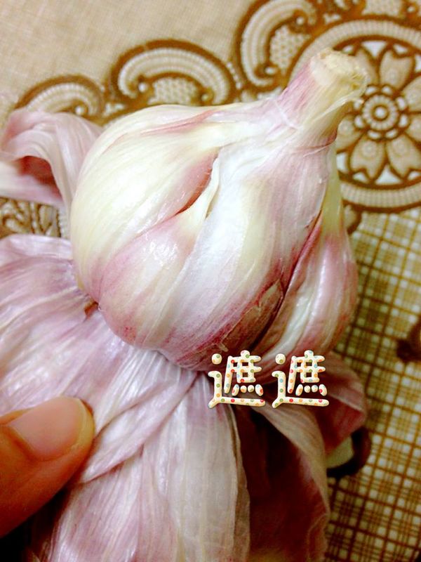 先剝除大蒜的外皮