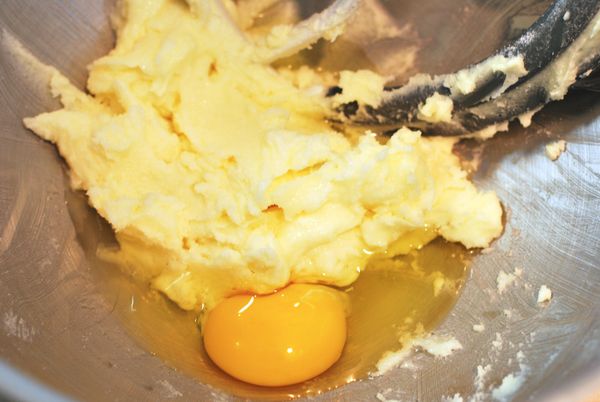 一次一顆加入雞蛋，攪打至均勻