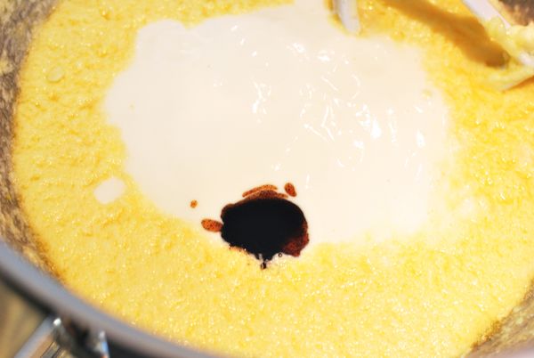 加入香草膏與優格，攪打至均勻