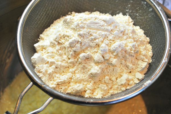 篩進麵粉、玉米粉、泡打粉、小蘇打粉與鹽，以刮刀攪拌均勻，即為蛋糕麵糊