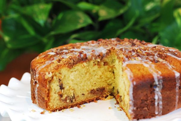 另取一小碗將糖粉與牛奶混合成帶點濕度的淋醬，以湯匙將淋醬於蛋糕表面畫線條即可