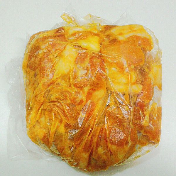 雞肉切成適當大小後,加入雞肉醃漬醬料抓勻後,醃漬30分鐘以上