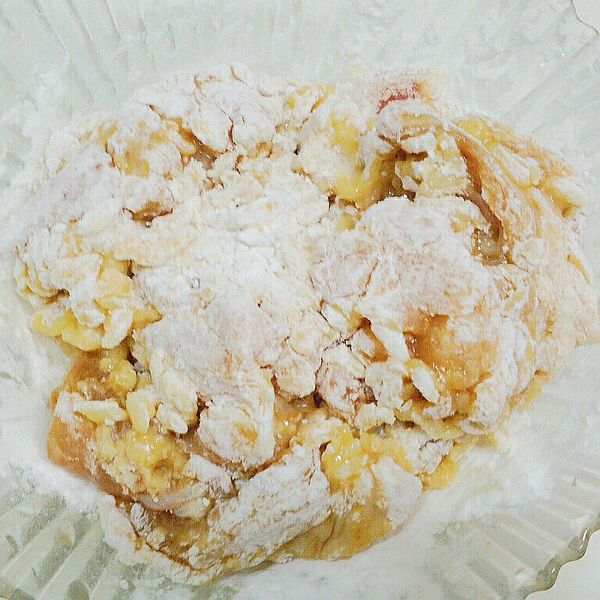 炸之前沾上日式太白粉（片栗粉）