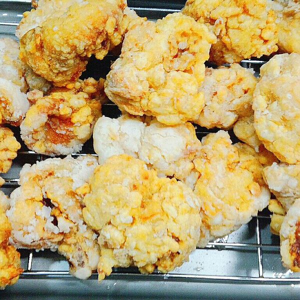 .用180度的油溫炸約2分鐘後一度取出,放置約4分鐘後再度第二次油炸約40秒.

如果不想用炸的,也可改用煎的.但還是炸的比較漂亮.