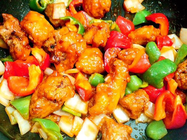再將炸好(或煎好)的雞塊和糖醋醬料也放入鍋中快速均勻拌炒即完成