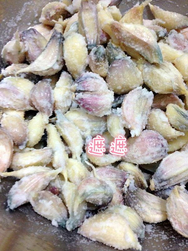 再將醃漬一天的大蒜瀝乾水分
ps:由於蒜含有豐富多樣的化合物，這些化合物彼此作用!用比較新鮮大蒜來製作泡蒜，就會得到碧藍的顏色。這些色素對人體無害，因此看到大蒜變綠或變藍請不用擔心。