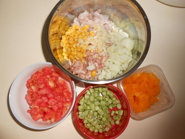 材料二的水果蔬菜，都弄成丁狀，只有蒜頭切末。再處理材料一，絞肉放砧板上用菜刀反覆剁幾次，弄細一點再盛到調理鍋裡。蝦仁洗淨、用菜刀開背一下把腸泥清乾淨、切成丁狀(約1尾切成4塊)，也盛到調理鍋裡。這時可以把材料二的水果蔬菜丁(四季豆先不加)入鍋，順便把調味料都加進來(玉米粉先不加)、用刮刀拌勻。