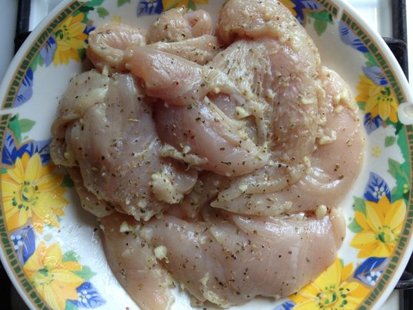 雞里肌加[醃料]抓勻,放冰箱冷藏備用