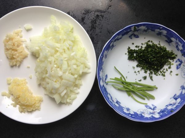 洋蔥,薑,大蒜切細末,香菜葉切碎,梗留下