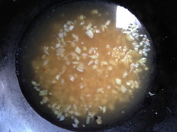 加入雞高湯煮滾後熄火,放涼後加芒果肉打成泥