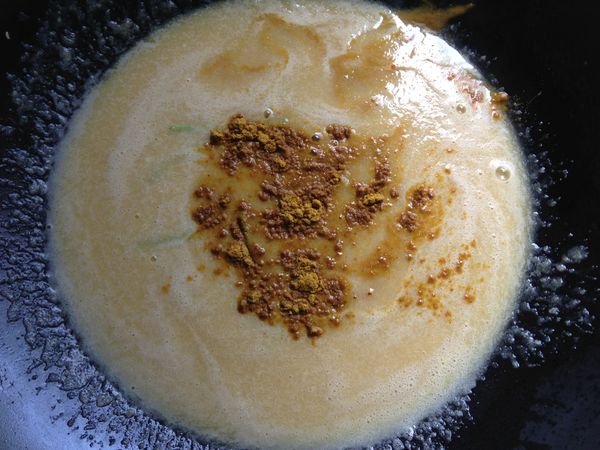 將打好的芒果泥倒回鍋中,加入香菜梗,印度咖哩粉及白胡椒粉,並以適量檸檬汁,鹽及胡椒調味,再次煮滾後即成醬汁