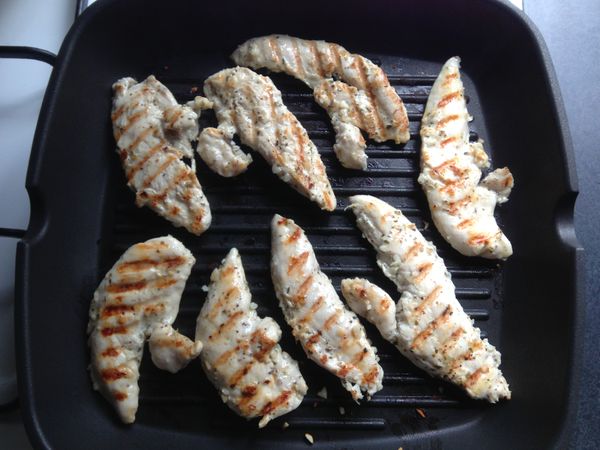 取出雞里肌以煎烤盤或平底鍋煎至熟
(同時間將義大利麵煮熟)