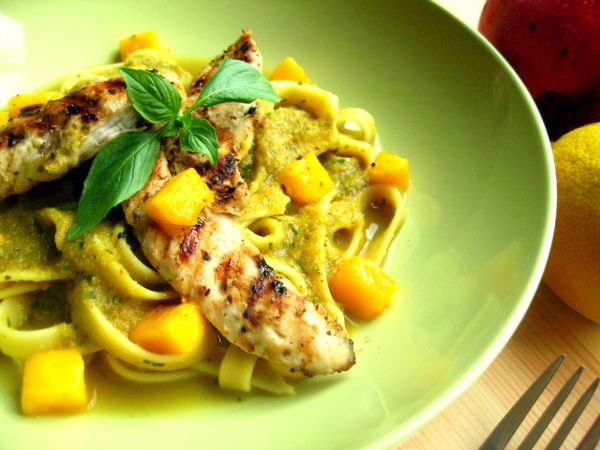將香菜碎及煮好的義大利麵瀝乾拌入醬汁,與雞肉一同盛盤,撒上芒果丁就完成了!