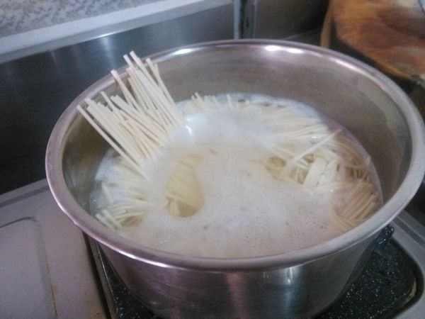 鍋子的水沸騰時，將麵條與薑末放入，並且用將湯瓢將麵條打散，並且撈起泡沫。