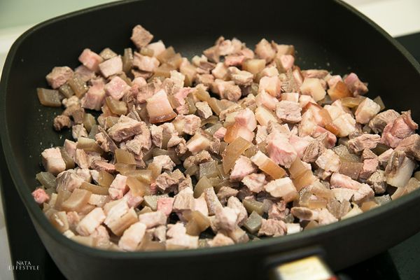 將汆燙10分鐘後的豬皮和五花肉洗淨後，切成小方丁。炒鍋內倒入炒菜油以中小火加熱，放入做法1的豬皮和五花肉丁，拌炒5分鐘後撈起備用。